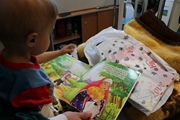 اهدای کتاب به کودکان مبتلا به سرطان در هفته کتاب و کتابخوانی